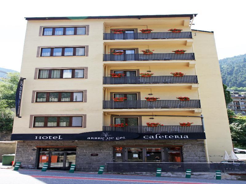 Hotel Arbre De Neu Енкамп Екстериор снимка